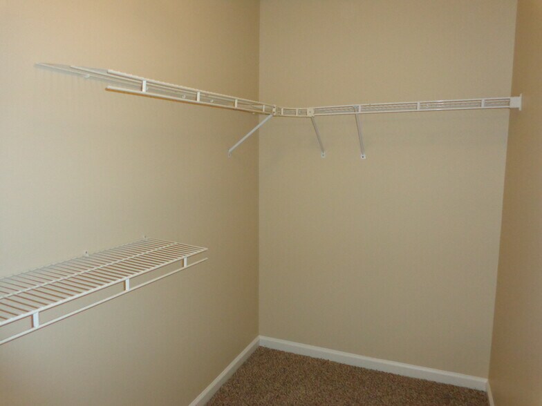 Building Photo - 7102 Independence Dr