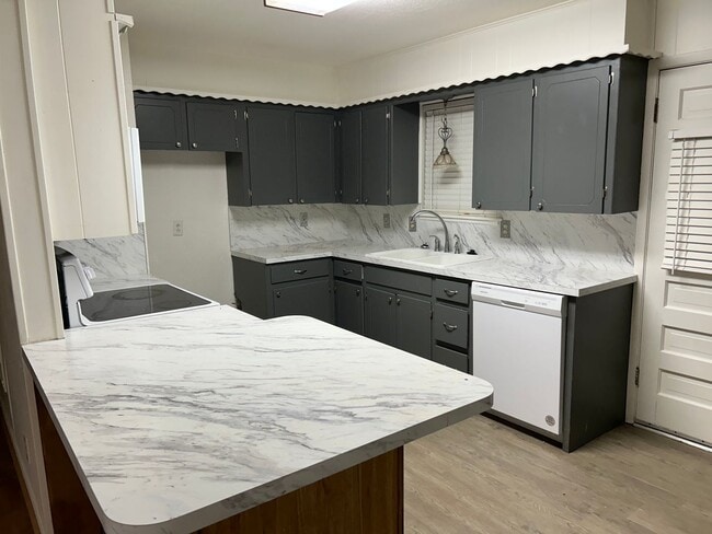 Building Photo - 1025 W Terry St