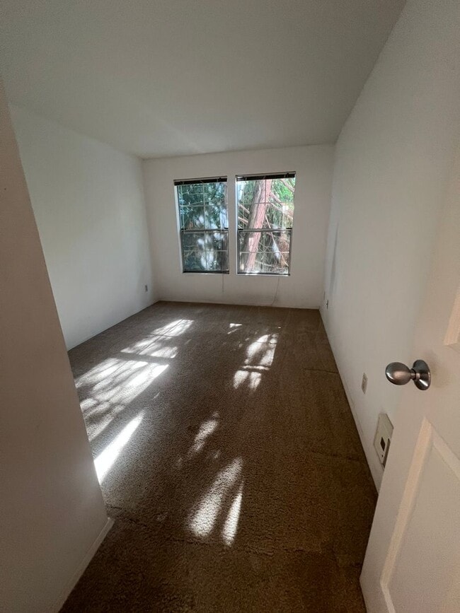 Building Photo - 2 BR 2 BA Condo in east bremerton