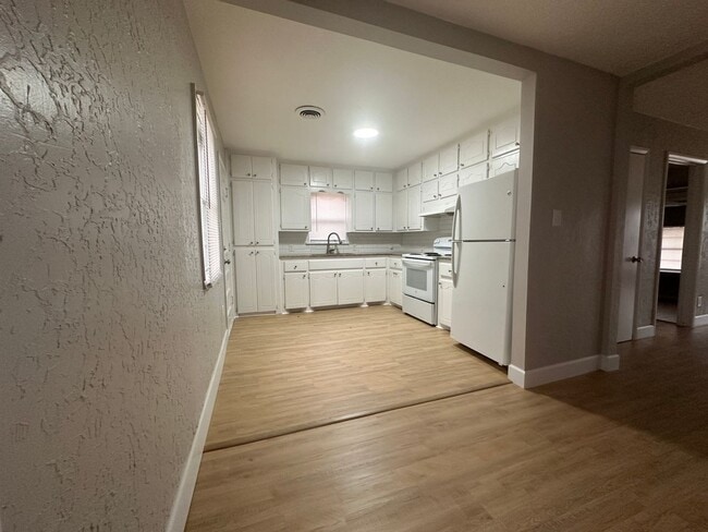 Building Photo - Single Family Home