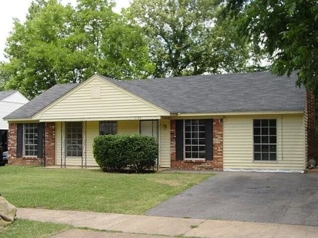 Primary Photo - Great 4 Bedroom 2 Bath Home in Stoney Acre...