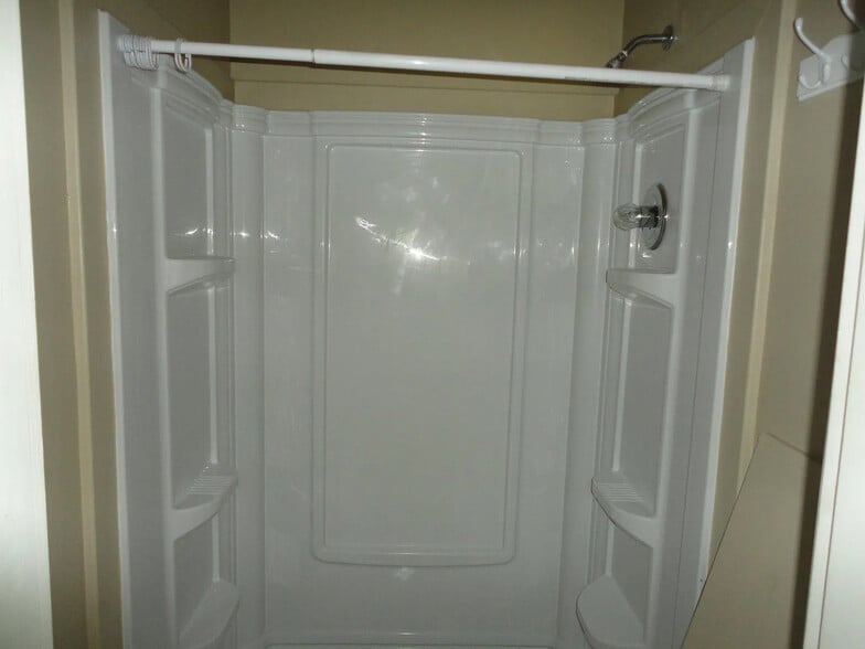 Shower room - 309 Tyne Ave