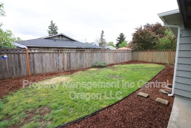 Building Photo - 1670 Yew St SE