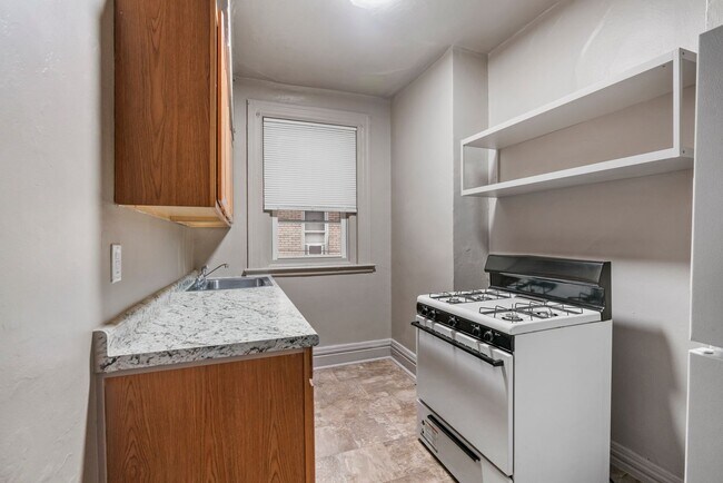 Building Photo - 512 S Millvale Ave