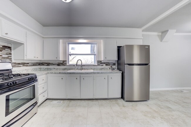 Building Photo - Stunning 4 Bed 3 Bath Home on Quiet Street!