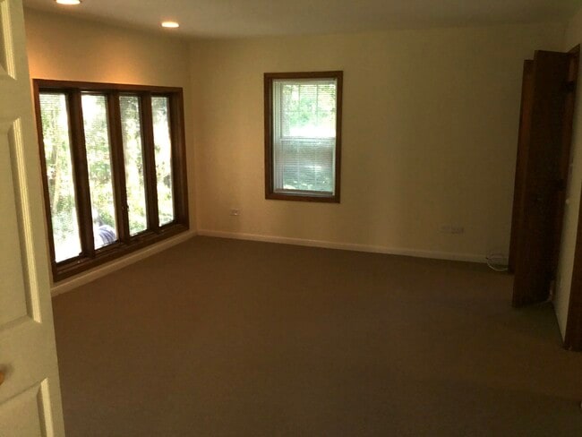 Building Photo - 2720 Deerfield Rd