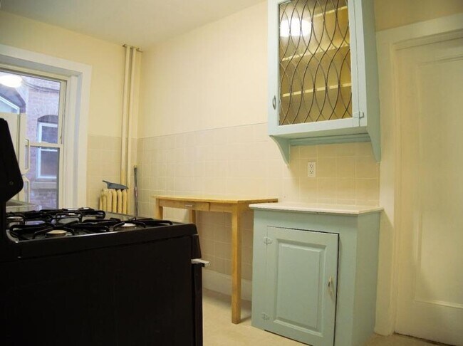 Building Photo - Spacious 2 Bed in Prime Coolidge Corner Lo...