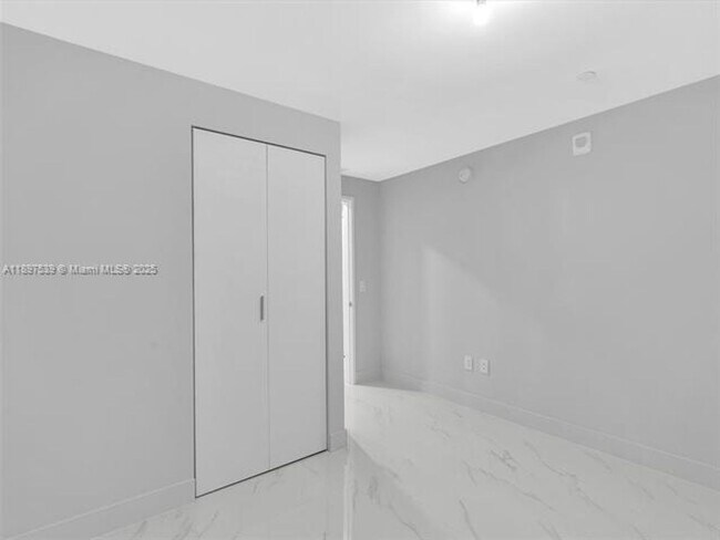 Building Photo - 700 NE 24th St