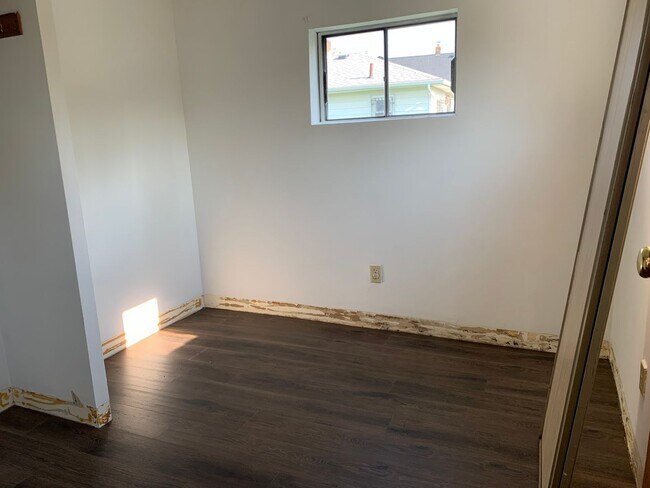 Building Photo - 406 S Hague Ave