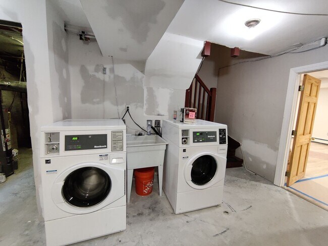 Building Photo - Brand New Unit in Brookline. Coolidge Corn...