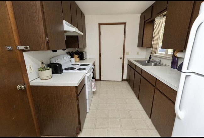 Building Photo - 2 Bedroom Duplex with Attached Garage $105...