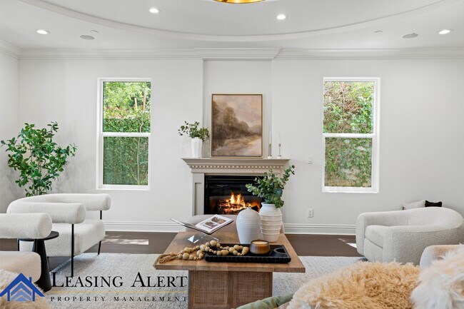 Building Photo - 5011 Hayvenhurst Ave