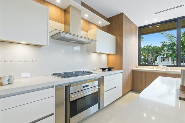 Building Photo - 401 Royal Plaza Dr