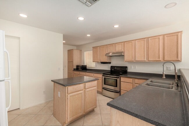 Building Photo - 3 Bedroom / 2.5 bath CORNER Lot in Ahwatukee