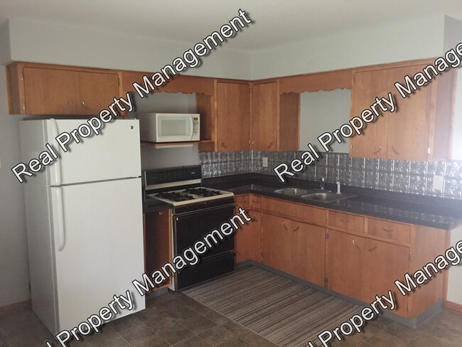 Building Photo - Two Bedroom Duplex