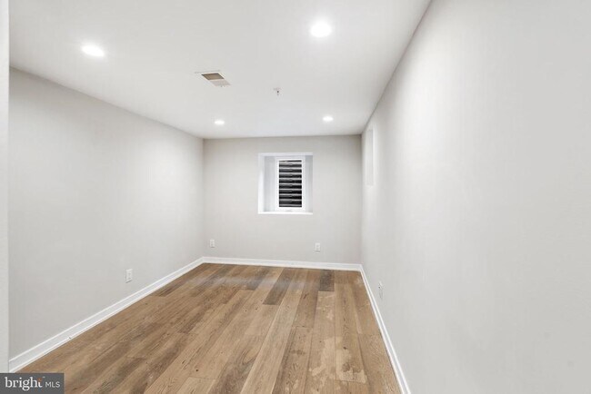 Building Photo - 2526 W Girard Ave