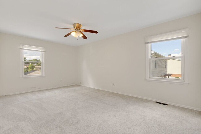 Building Photo - 421 Collen Dr