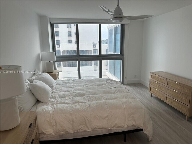 Building Photo - 2655 Collins Ave