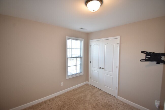 Building Photo - 4 Bedrooms and 2.5 Baths- PET CONSIDERED!