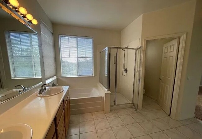 Building Photo - $4690 -- Stunning 4-Bedroom Home in Desira...