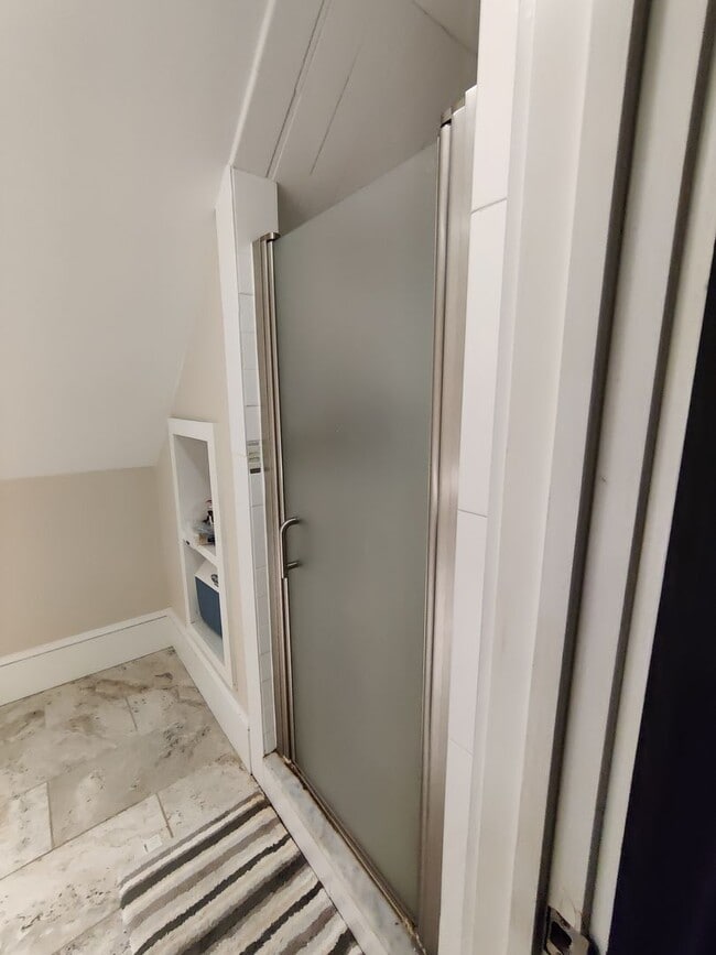 Building Photo - Large Recently Renovated Unit, Free Laundry, Parking Included, Stainless Steel Appliances