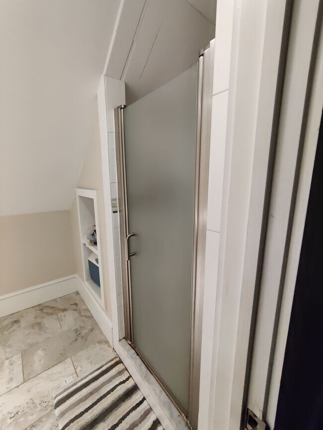 Building Photo - No brokers fee, Large Recently Renovated Unit, Free Laundry, Parking Included, Stainless Steel Ap...