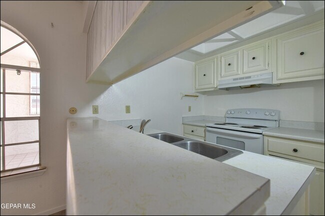 Building Photo - 6201 ESCONDIDO Dr