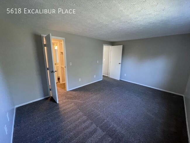 Building Photo - Recently Updated Beautiful Town Home in Du...