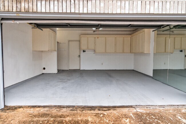 Building Photo - 562 Wilcrest Dr