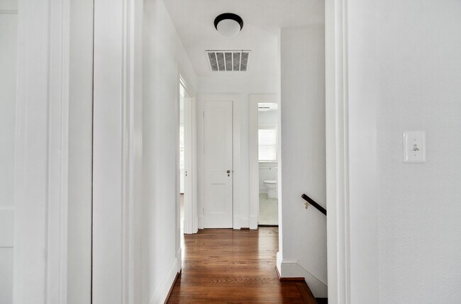 Building Photo - 819 Weedon St