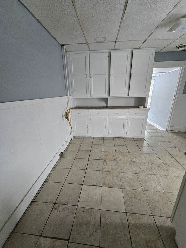 Building Photo - upper 4-bedroom unit east side