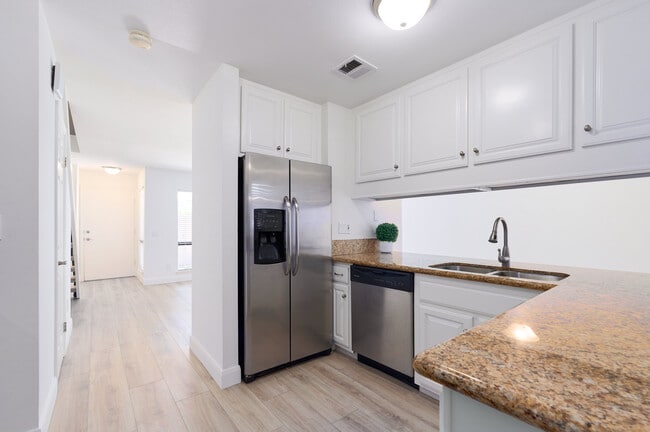 Building Photo - 28955 Oak Creek Ln