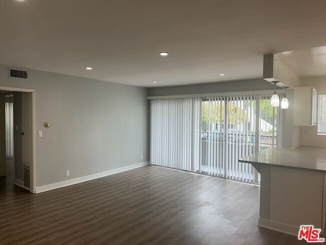 Building Photo - 8635 Cashio St