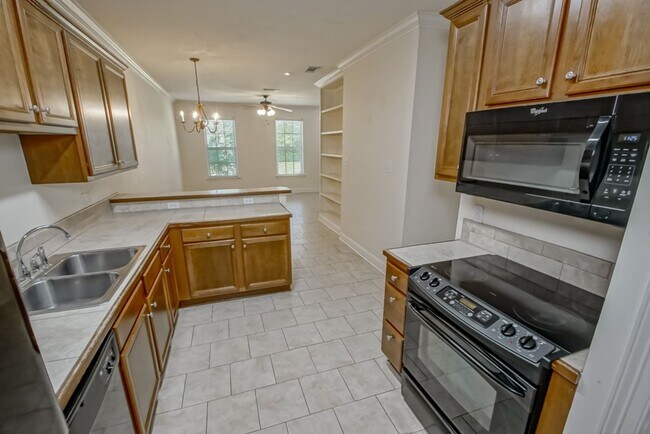 Building Photo - 10600 Lakes Blvd