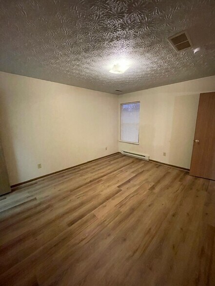 Building Photo - 592 Hilltop Ter