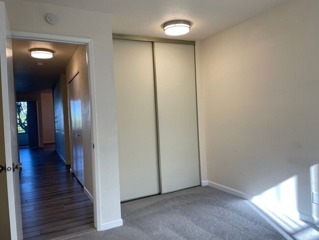 Building Photo - $500 off 1st months rent!!  Bright and Modern Northgate Condo!