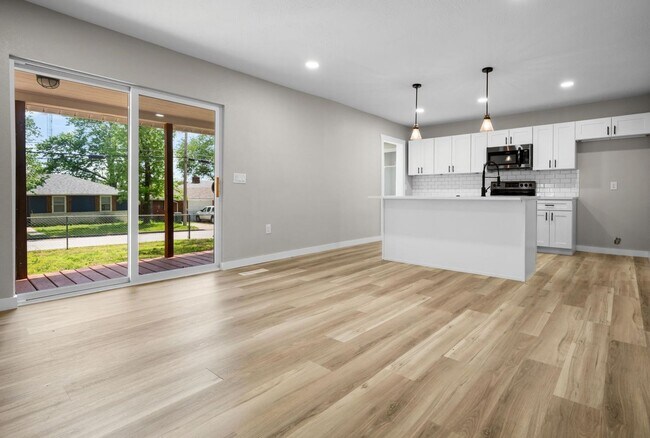 Building Photo - Beautiful remodeled home in Bolivar with fenced in yard -3 bedrooms, 2.5 baths and a detached 1 c...