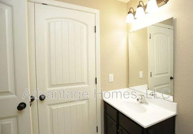 Building Photo - 2176 SW Timbertrace Ln