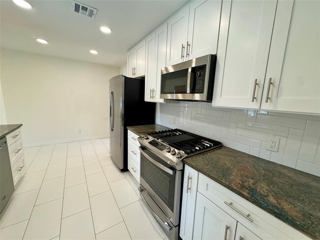 Building Photo - 1304 Hillcrest Dr