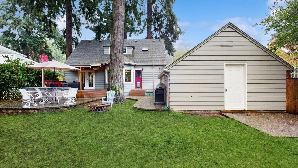 Building Photo - Cozy home with fenced yard and hot tub in NE Portland
