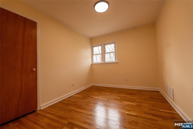 Building Photo - 10 Eastbrook Dr