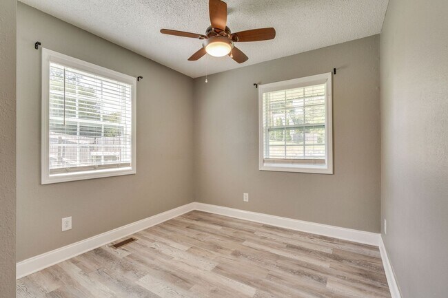 Building Photo - 3 Bed/2 Bath fully Renovated House