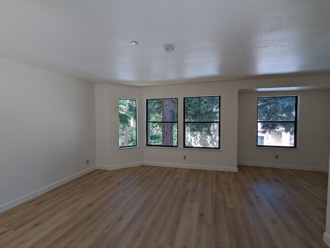 Building Photo - 970 La Mesa Terrace