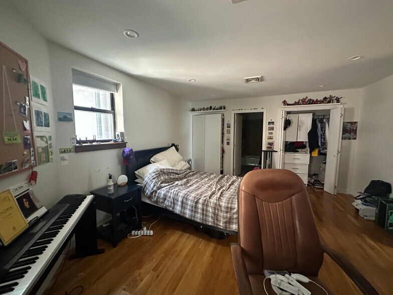 Building Photo - 110 Riverway