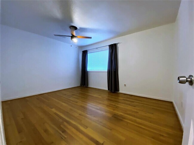 Building Photo - 5242 Beechnut St