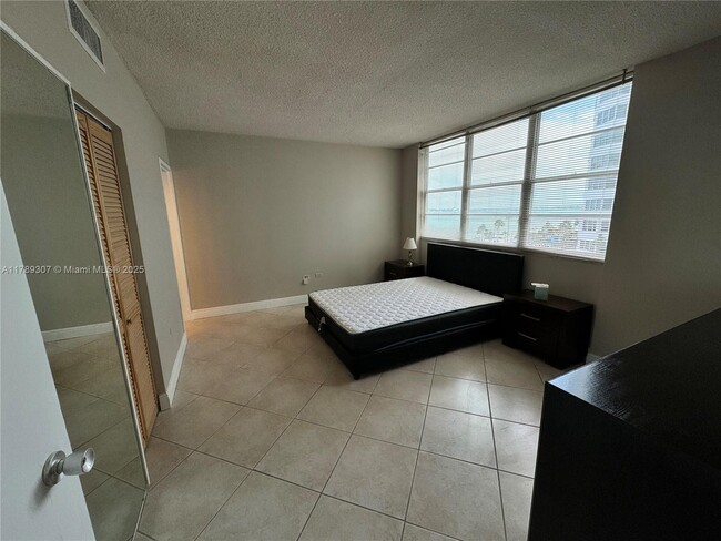 Building Photo - 801 Brickell Bay Dr