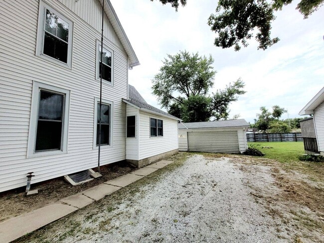 Building Photo - 103 W 1st Ave