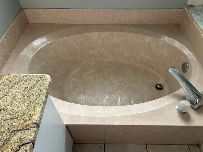 Building Photo - Waterfront Pool Home in Waterford Lakes