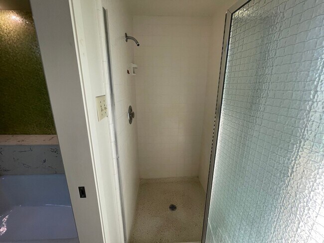 Building Photo - Custom home located next to Oakdale Country Club!