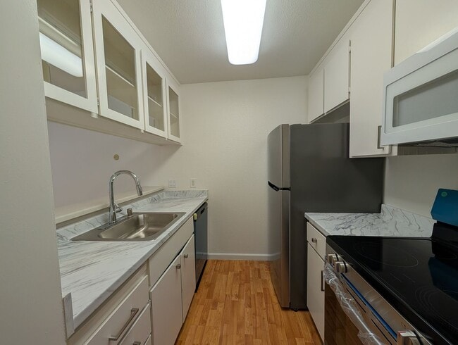 Building Photo - 3 bed / 2 bah Condo. Hardwood floor, forced heat, lots of HOA amenities